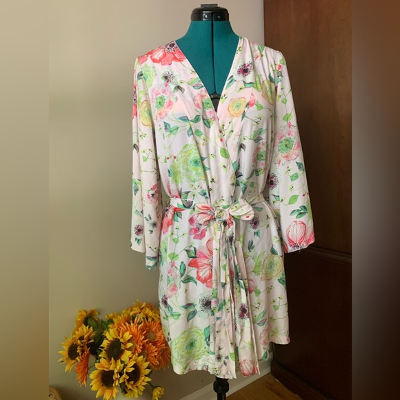 Plum Pretty Sugar Pink Floral Robe Bridesmaid - Picture 8 of 11